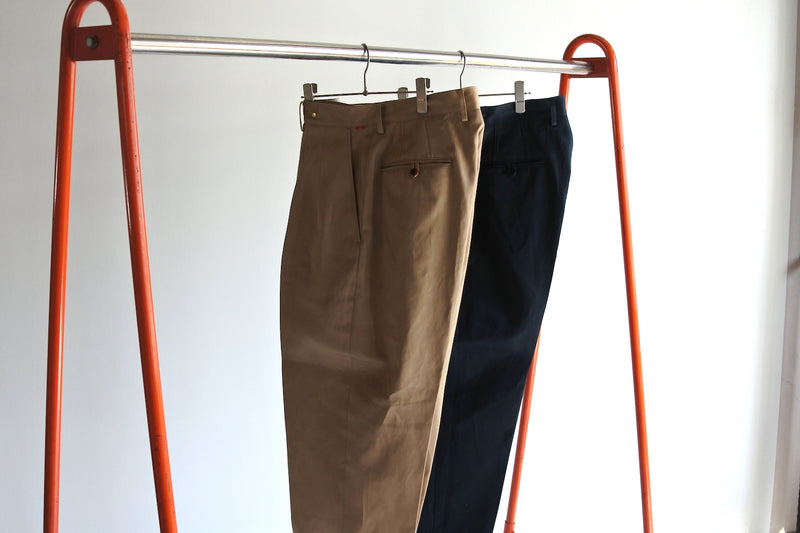 ウエポン素材が特徴のトラウザー / AN159 COLD MERCE TUCK WIDE TOROUSERS