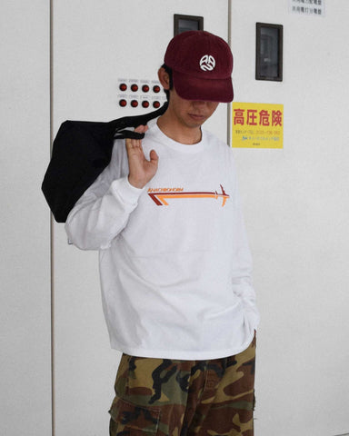 イギリス出身バンドをモチーフにした白色のロングスリーブTシャツ