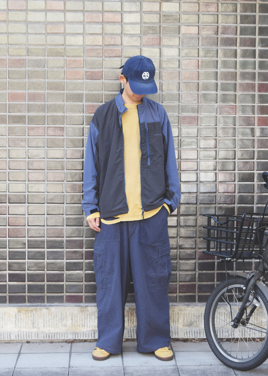 総裏メッシュのウィンドブレーカー。
90年代の某アウトドアブランドからイメージし、ネイビーとブラックの配色のデザインが特徴です。