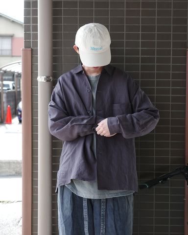 ミニマルなデザインのオープンカラーシャツ。レーヨンリネン特有の自然なドレープ感を活かし、リラックス感のあるゆとりを持たせたシルエットに仕上げました。麻のスラブ感が際立つざっくりとした表情ながら、清涼感のある薄手素材を採用。バイオワッシャー加工を施すことで、さらりとした肌触りとしなやかさを高めた、非常に心地よい一着です。

A minimalist open-collar shirt designed to highlight the natural drape of its fabric. Crafted from a rayon-linen bio-washer blend, this CHARCOAL piece features a breathable, textured look with a cool, lightweight feel. The bio-wash treatment enhances the rayon's suppleness and the linen's crispness, resulting in a soft, smooth texture that is exce