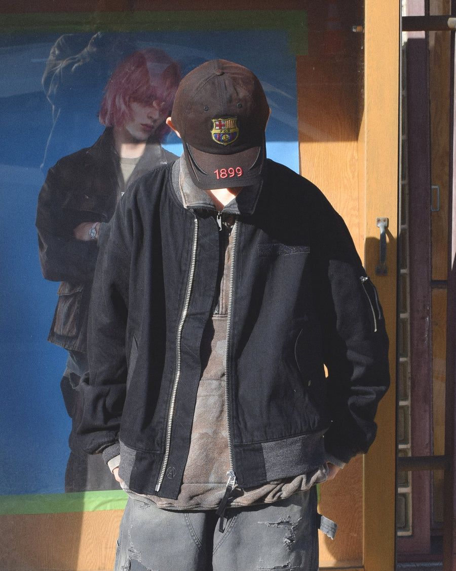 【 商品名：デュアルデニムMA-1 】

本製品は、ブランドのメイン素材であるデニムを使用し、ディティールを忠実に再現しながらシルエットを整えたブラックカラーのMA-1ジャケットです。中綿は入っていませんが、ライトオンスのデニムを採用し、二重縫製によって柔らかさと程よい肉感を両立した着心地の良い一着に仕上げています。生地にはムラ糸を使用した8ozデニムを採用しており、シャープなムラ形状と粗野な風合いが、より一層ヴィンテージ感を引き立てます。また、加工にはワンウォッシュを施し、自然な風合いを持たせています。