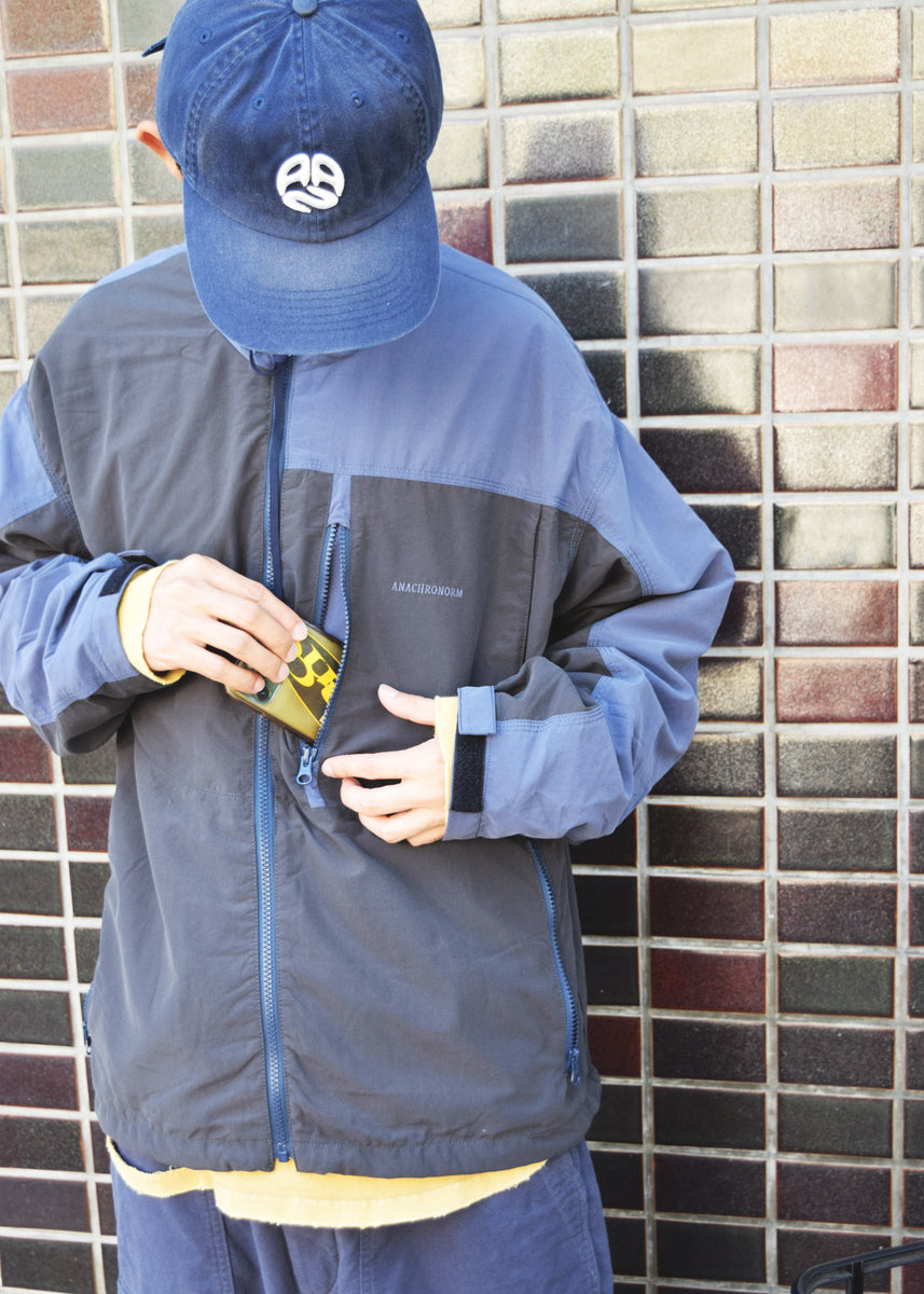 総裏メッシュのウィンドブレーカー。
90年代の某アウトドアブランドからイメージし、ネイビーとブラックの配色のデザインが特徴です。