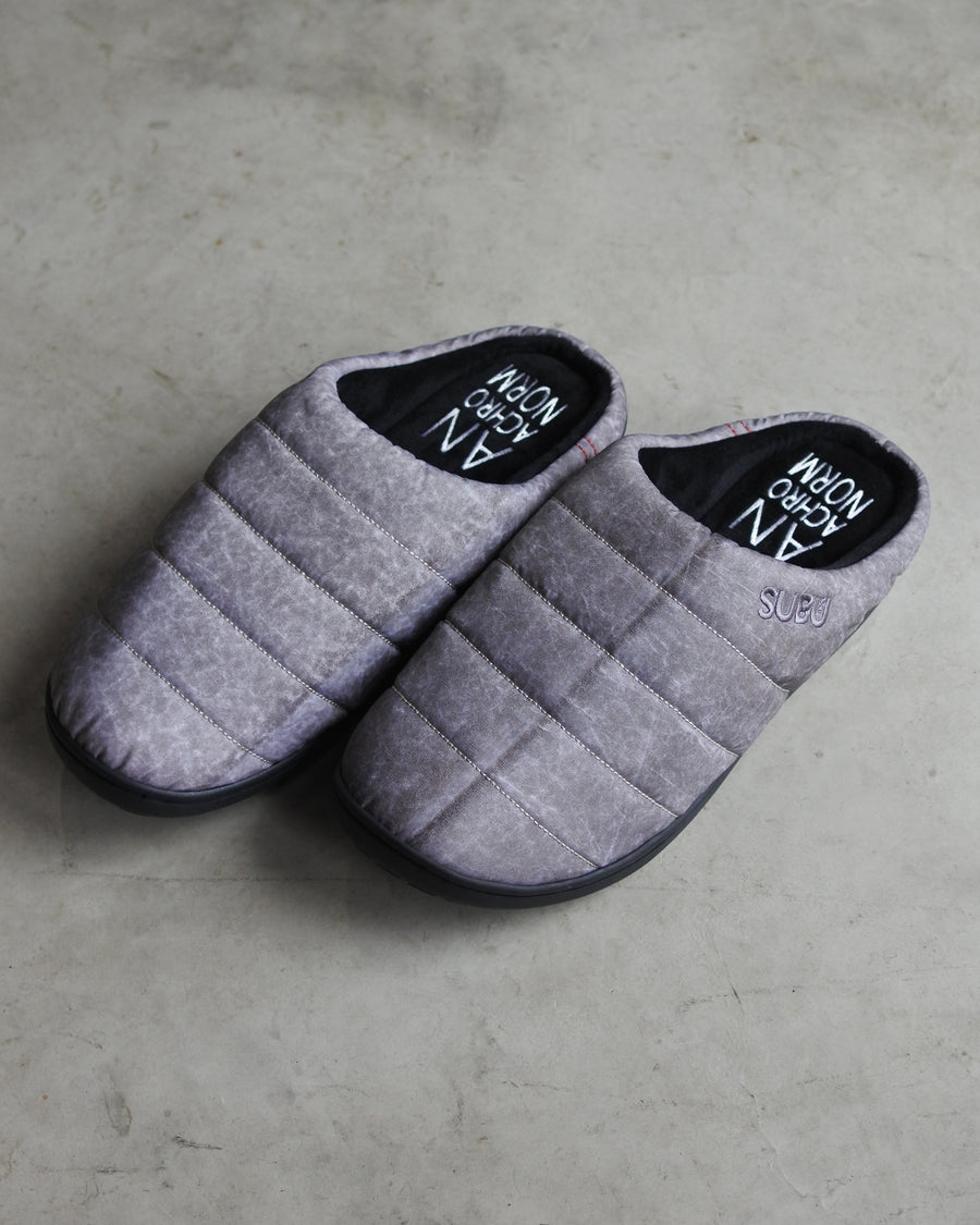 リラックスサンダル〈SUBU〉とのコラボレーションによって生まれた、特別仕様のフットギア。
アッパーにはANACHRONORMが独自の加工を施したナイロンオックスを採用。
染料の濃度や色味を幾度も検証し、洗いをかけることで偶発的なムラや陰影が生まれ、ひとつひとつランダムな表情を持つ一足が完成しました。
ふんわりと包み込む起毛ライニングと4層構造のインソールが、ダウンのようなぬくもりと心地よい弾力を生み出します。
SUBUの機能性にANACHRONORMのクラフト感が融合した、冬の定番を新たに更新する一足です。
カラーはホワイト。