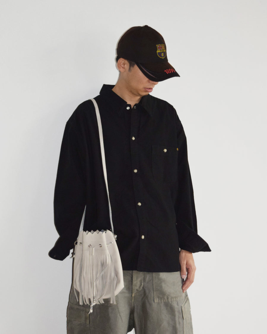 ソフトなタッチのコットンスウェード素材を使用したブラック色のワイドシルエットシャツ