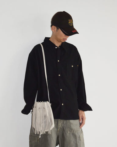 ソフトなタッチのコットンスウェード素材を使用したブラック色のワイドシルエットシャツ