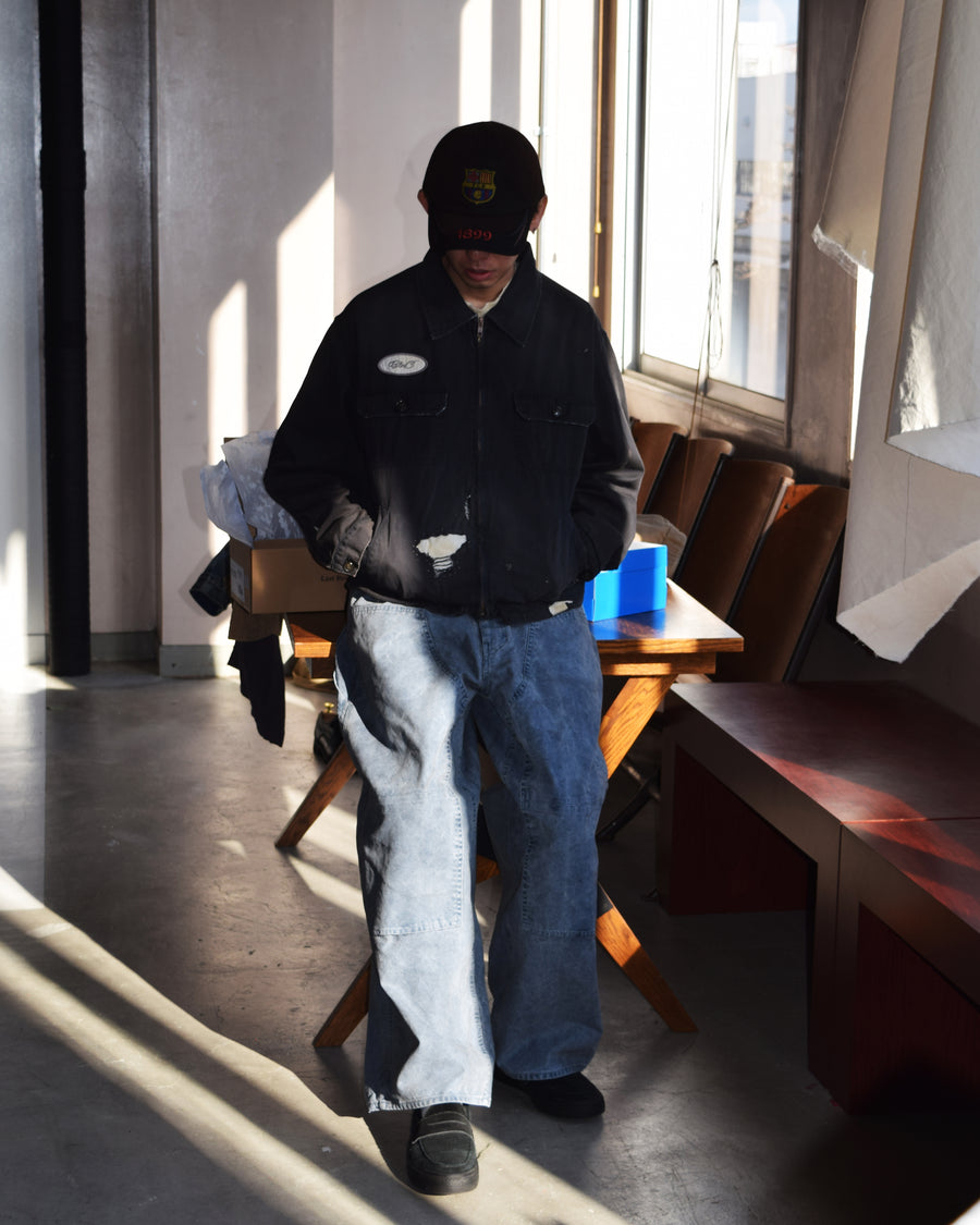 通年着用できるスタンダードなペインターパンツ。ややワイドで長めに設定したレングスは、ミリ単位の調整により絶妙なバランスに仕上げました。素材には強度と耐久性に優れた8号帆布を採用。特殊顔料染めを施すことで、ムラ感のある独自の奥行きと、穿き込むほどにアタリが増す豊かな経年変化を楽しめる一本です。

Standard painter pants designed for year-round wear. The slightly wide, long-length silhouette has been carefully refined for a perfect balance. Crafted from durable No.8 canvas, this BLUE pair features a special pigment dye that creates a unique, mottled depth. The rugged fabric is built to develop a beautiful patina and character over time.