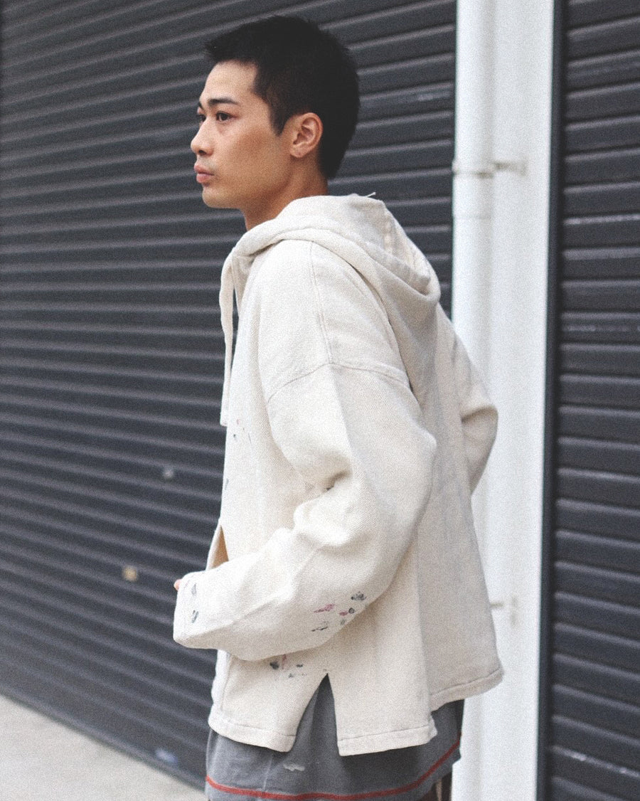 メキシカンパーカーの特徴や印象を忠実に再現しつつ、寸法を調整してシルエットを整えた一着です。
柔らかな甘織りデニムを使用し、快適な着心地に仕上げています。
太畝ツイルデニムは弱スラブ糸で織り上げたふっくらとした質感と自然なストレッチ性が特徴で、オフホワイトカラーが上品な印象を与えます。