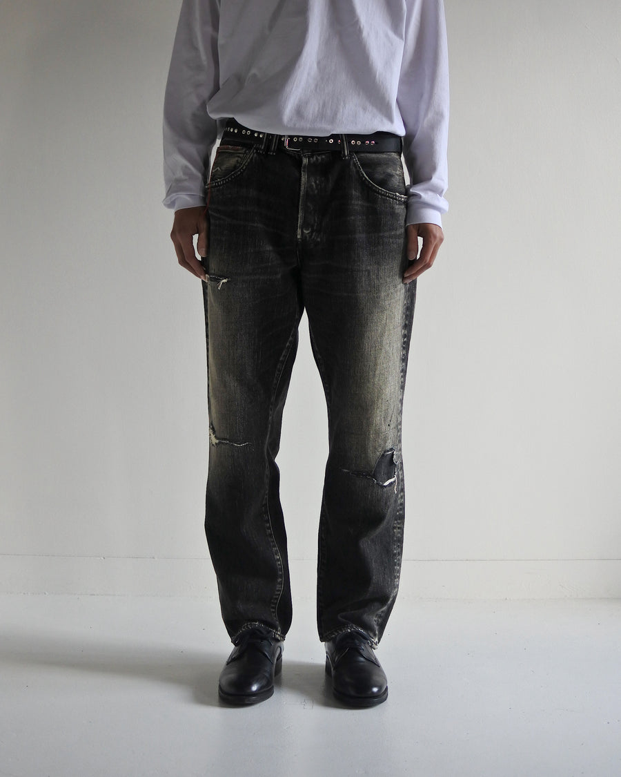 ANACHRONORM定番のレギュラーテーパード5Pパンツをベースに、リメイクで再構築した一本。
腰回りにはゆとりを持たせつつ、裾へ向かってすっきりと収まる美しいテーパードシルエットが特徴です。
タテ糸は硫化ロープ染色を施した芯白仕様で、ブラックからグレーへ自然にフェードする豊かな経年変化が魅力。
ムラ糸が生み出す自然な陰影により、ヴィンテージライクな表情を楽しめます。
さらにタテヨコに硫化ブラックのスラブ糸を使用し、ベーストーンを抑えながらもアタリを際立たせた奥行きのあるコントラストを表現。
リアルなユーズド感を備えた、加工映えする一本に仕上げています。
A reconstructed take on ANACHRONORM’s classic Regular Tapered 5P Pants, refined through its remake design.
The fit offers room around the waist with a clean taper toward the hem, ensuring both comfort and sharp lines.
Warp yarns a