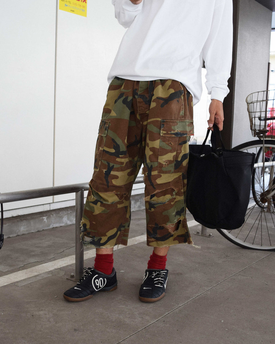 T/Cツイル生地を使用した７部丈のカモ柄パンツ