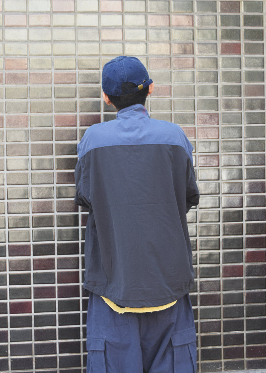 総裏メッシュのウィンドブレーカー。
90年代の某アウトドアブランドからイメージし、ネイビーとブラックの配色のデザインが特徴です。