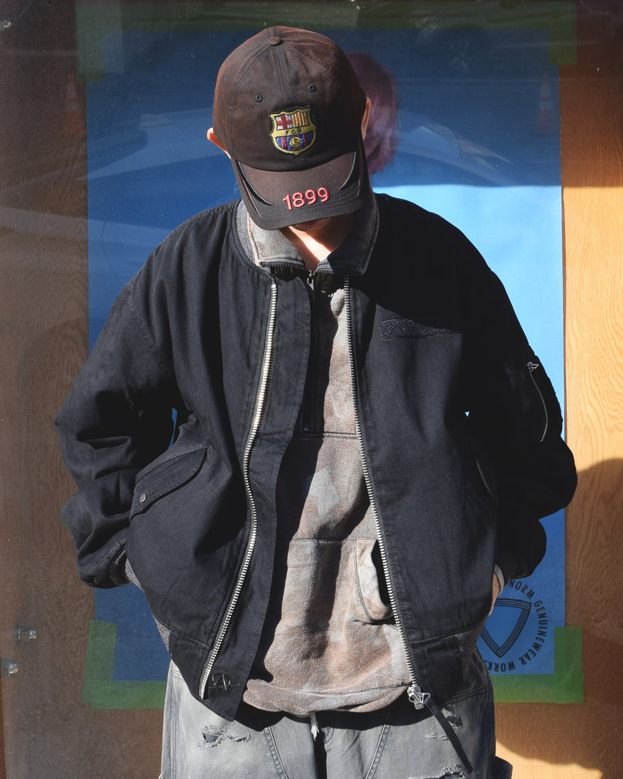 【 商品名：デュアルデニムMA-1 】

本製品は、ブランドのメイン素材であるデニムを使用し、ディティールを忠実に再現しながらシルエットを整えたブラックカラーのMA-1ジャケットです。中綿は入っていませんが、ライトオンスのデニムを採用し、二重縫製によって柔らかさと程よい肉感を両立した着心地の良い一着に仕上げています。生地にはムラ糸を使用した8ozデニムを採用しており、シャープなムラ形状と粗野な風合いが、より一層ヴィンテージ感を引き立てます。また、加工にはワンウォッシュを施し、自然な風合いを持たせています。