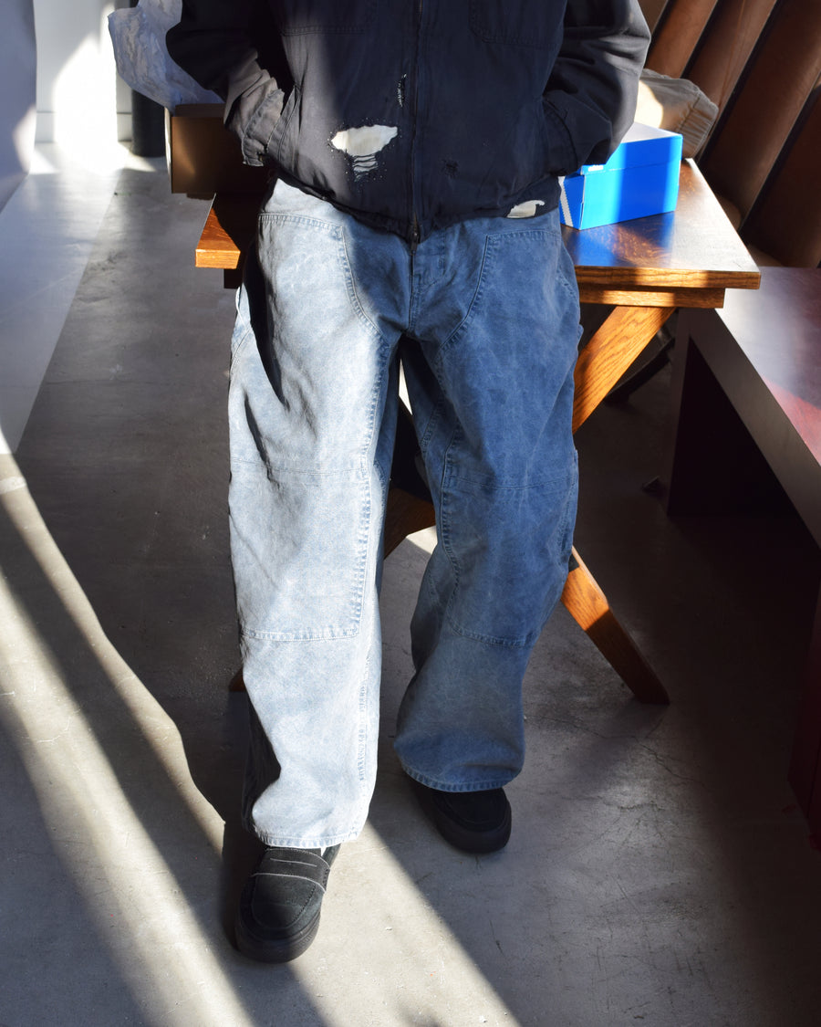 通年着用できるスタンダードなペインターパンツ。ややワイドで長めに設定したレングスは、ミリ単位の調整により絶妙なバランスに仕上げました。素材には強度と耐久性に優れた8号帆布を採用。特殊顔料染めを施すことで、ムラ感のある独自の奥行きと、穿き込むほどにアタリが増す豊かな経年変化を楽しめる一本です。

Standard painter pants designed for year-round wear. The slightly wide, long-length silhouette has been carefully refined for a perfect balance. Crafted from durable No.8 canvas, this BLUE pair features a special pigment dye that creates a unique, mottled depth. The rugged fabric is built to develop a beautiful patina and character over time.