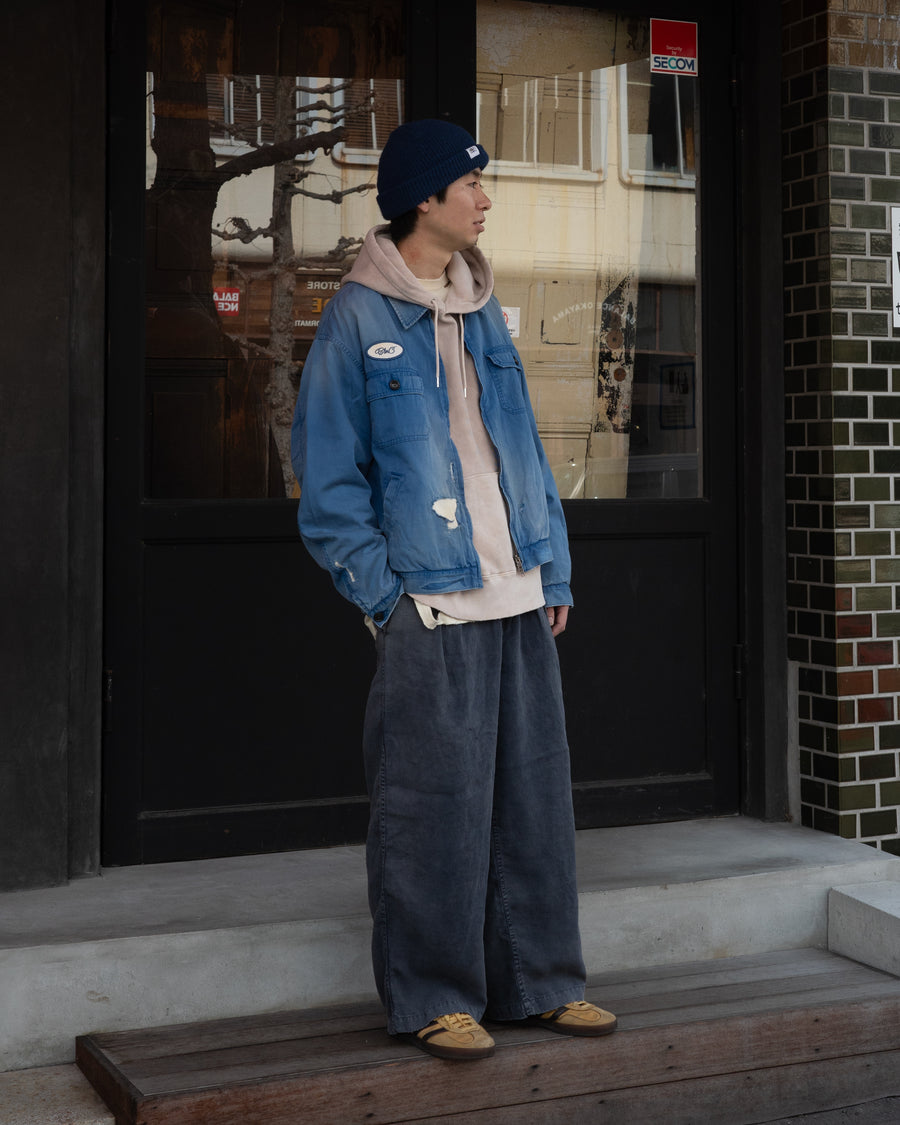 ヴィンテージのワークジャケットを現代的シルエットで再現。柔らかくコシのある20番手ツイルに、環境負荷を抑えた特殊エイジング・サンフェード加工、さらにダメージ加工を施すことで、長年着込んだようなリアルな色落ちと風合いを忠実に表現しました。裏地には高密度なコットンスレーキを採用。鮮やかなブルーのボディに、オリジナルワッペンがアクセントを添える、ヴィンテージ感溢れる一着です。
A modern reimagining of the classic vintage work jacket. Made from soft 20s twill and treated with a special sun-fade and damage process for a realistic, time-worn look. This BLUE jacket features high-density lining and original custom patches, creating a unique, heritage-inspired finish with authentic distressing.