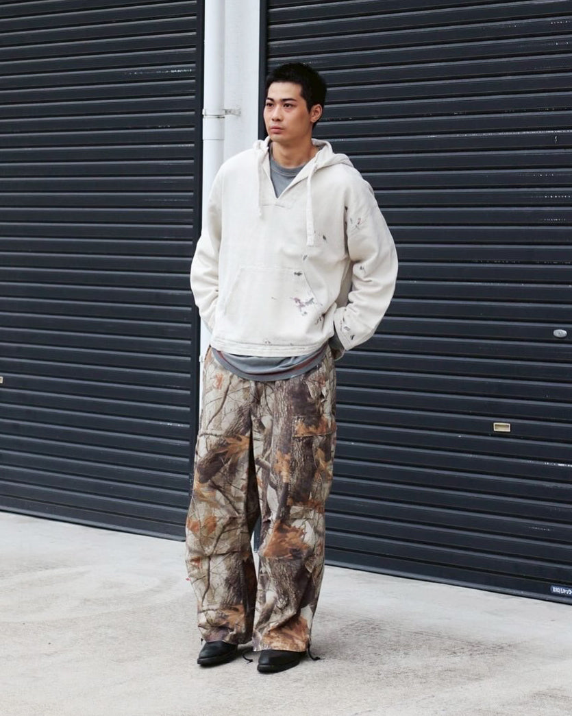 メキシカンパーカーの特徴や印象を忠実に再現しつつ、寸法を調整してシルエットを整えた一着です。
柔らかな甘織りデニムを使用し、快適な着心地に仕上げています。
太畝ツイルデニムは弱スラブ糸で織り上げたふっくらとした質感と自然なストレッチ性が特徴で、オフホワイトカラーが上品な印象を与えます。