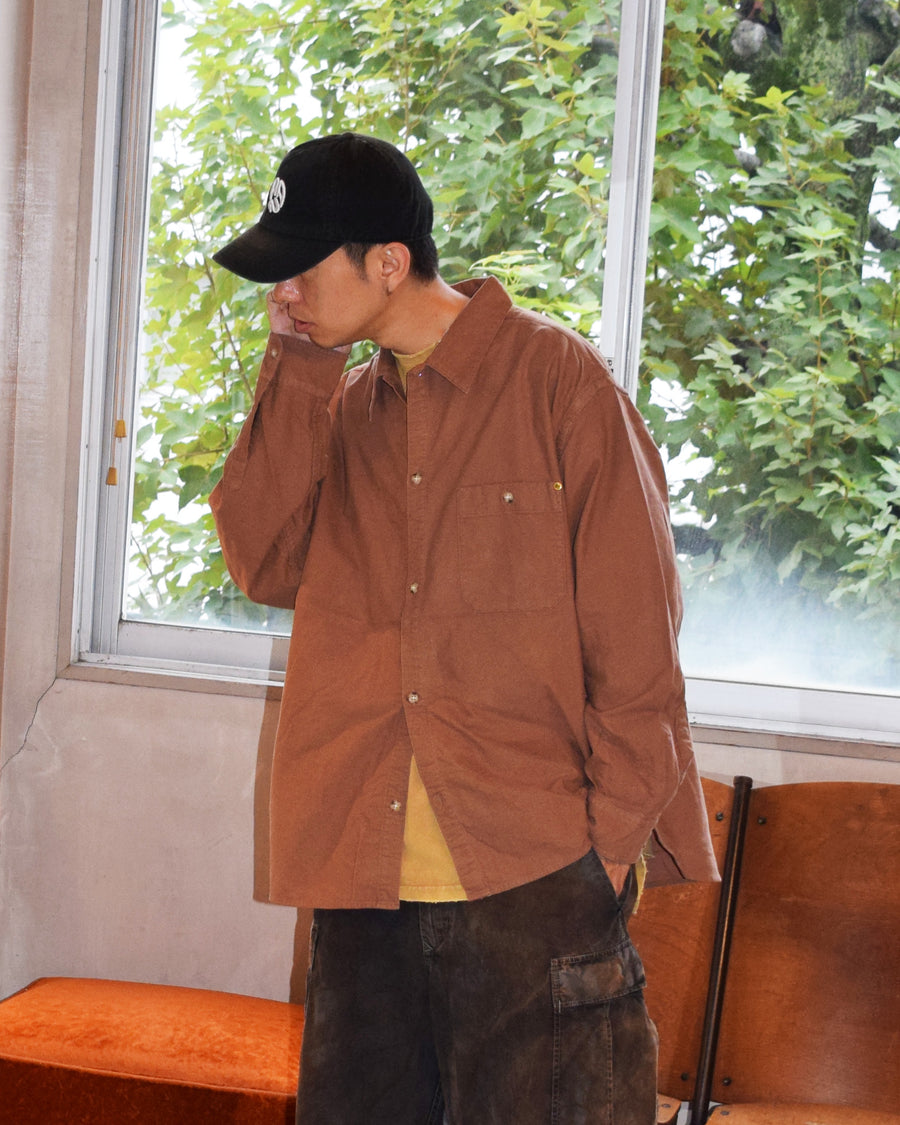 ソフトなタッチのコットンスウェード素材を使用したピンクベージュ色のワイドシルエットシャツ