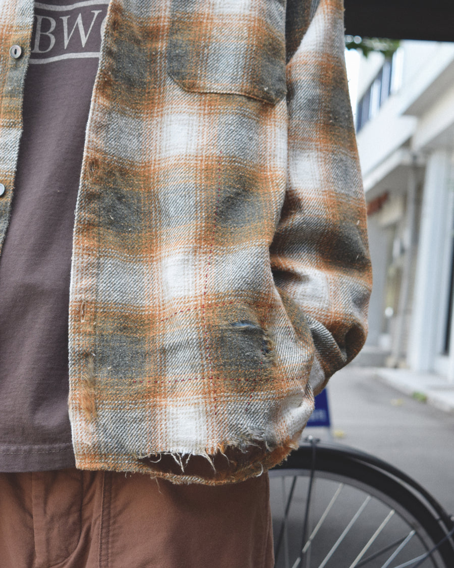 ANACHRONORMで以前リリースしていたリサイズシャツのシルエットをリファインした、ワイドシルエットシャツです。
随所に施された細かなステッチワークやダメージ加工にもご注目ください。
生地はリサイクルコットンとポリエステルを混紡したT/Cネップチェックで、起毛によるネップの風合いとメランジ染めの独特なムラ感が特徴です。
サスティナブルブリーチ加工とダメージ加工を施しており、環境に配慮しつつYELLOW×GREENカラーで仕上げています。