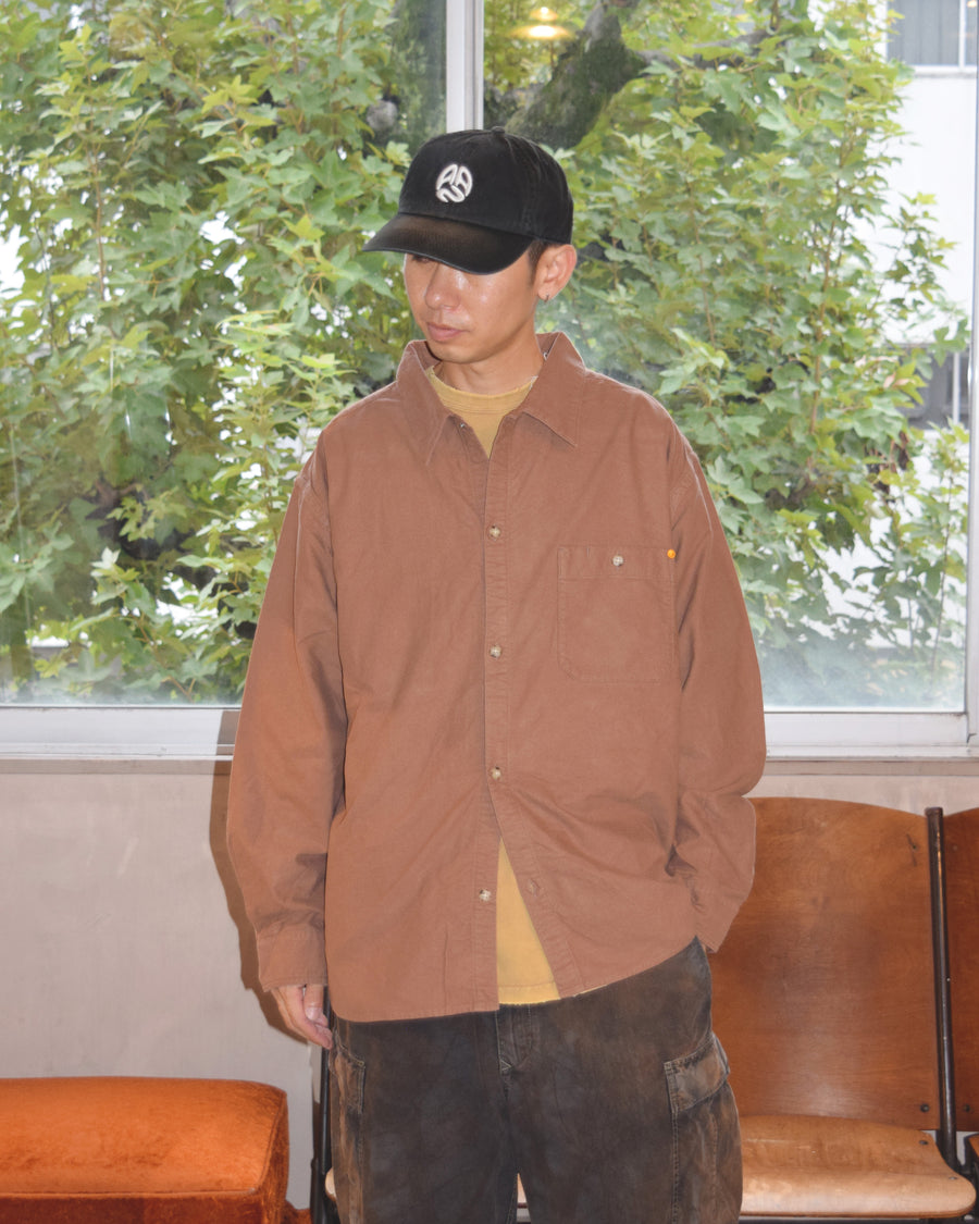 ソフトなタッチのコットンスウェード素材を使用したピンクベージュ色のワイドシルエットシャツ