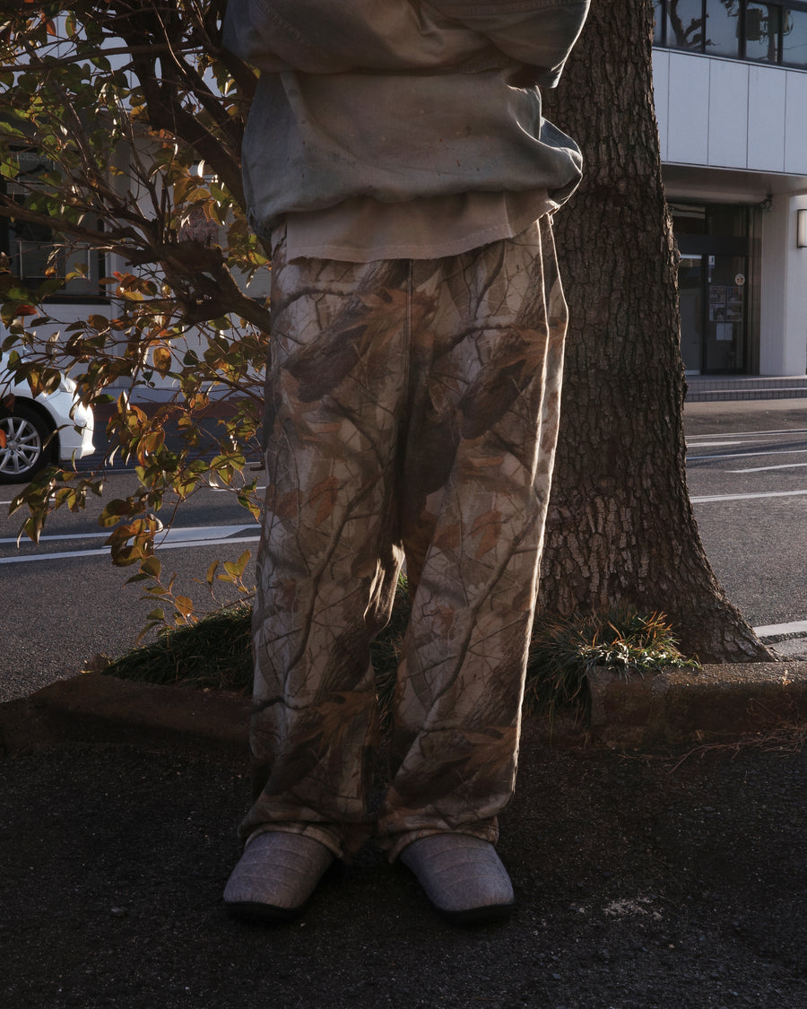 オリジナルのリアルツリー柄を施した、表情豊かなスウェットパンツ。素材には、肌触りが良く弾力性と保温性に優れた30/10裏毛を採用しました。裾のドローコードでシルエットの調整が可能。バイオウォッシュ加工を施すことで、生地の風合いを柔らかく引き出し、柄の馴染みが良いこなれた一着に仕上げています。

Sweatpants featuring an original Real Tree Camo print. Crafted from soft, insulating 30/10 French Terry for maximum comfort and elasticity. This pair includes hem drawcords for adjustable styling and has been treated with a bio-wash process to enhance the fabric's softness and create a natural, worn-in texture.
