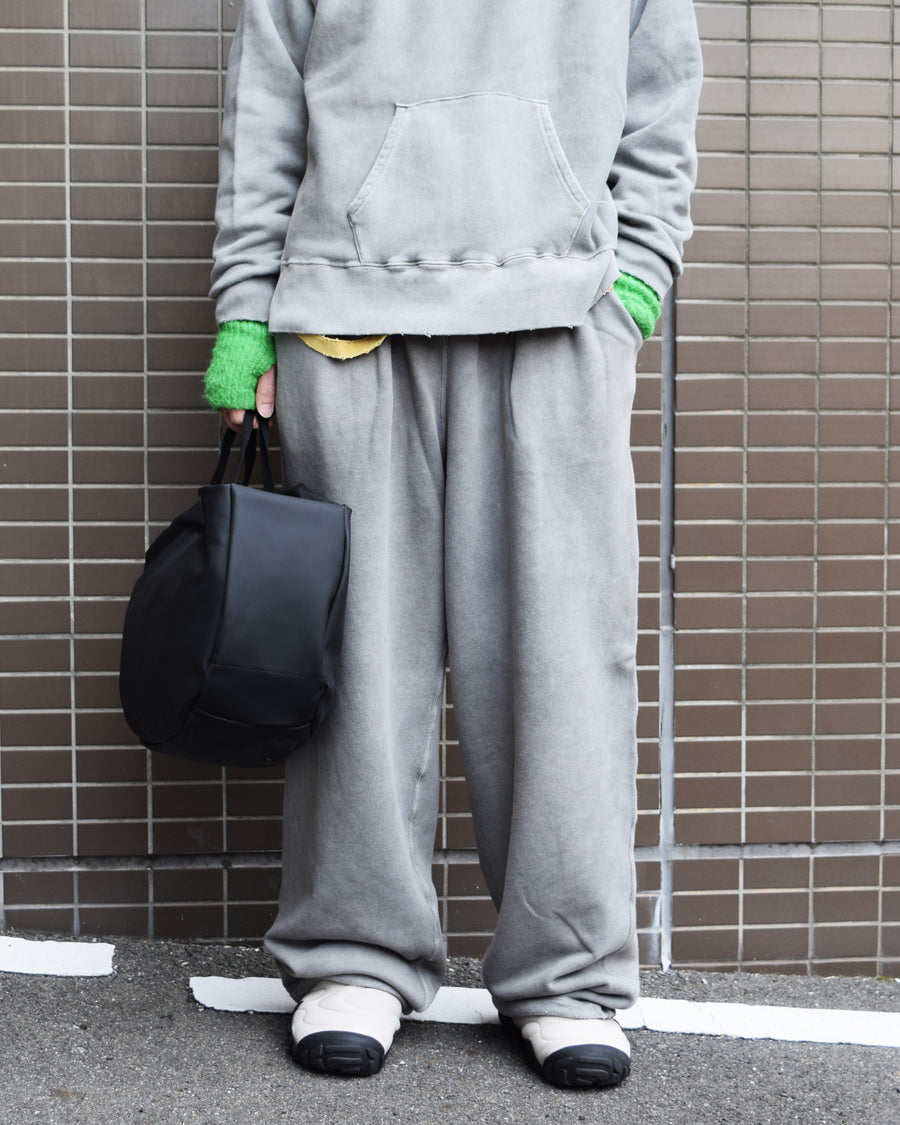 フロントにタックを施し、腰まわりに程よいゆとりをもたせたスウェットパンツ。ミニマルなシルエットをベースに、特殊顔料染め加工によって、奥行きのある独自の風合いを表現しています。生地には30/10裏毛を使用。
低速で丁寧に編み立てることで、程よいハリとコシを残しつつ、ドライで繊細なタッチに仕上げています。These sweatpants feature front tucks that create a comfortable amount of room around the waist.
Based on a clean silhouette, special pigment dyeing adds depth and a distinctive character to the fabric.
Made from 30/10 French terry, the fabric is slowly knitted to retain a balanced firmness, offering a dry yet delicate touch.