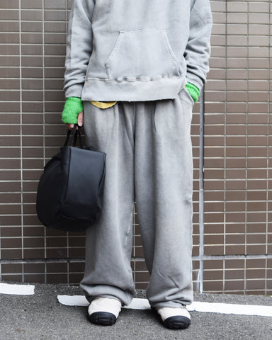 フロントにタックを施し、腰まわりに程よいゆとりをもたせたスウェットパンツ。ミニマルなシルエットをベースに、特殊顔料染め加工によって、奥行きのある独自の風合いを表現しています。生地には30/10裏毛を使用。
低速で丁寧に編み立てることで、程よいハリとコシを残しつつ、ドライで繊細なタッチに仕上げています。These sweatpants feature front tucks that create a comfortable amount of room around the waist.
Based on a clean silhouette, special pigment dyeing adds depth and a distinctive character to the fabric.
Made from 30/10 French terry, the fabric is slowly knitted to retain a balanced firmness, offering a dry yet delicate touch.