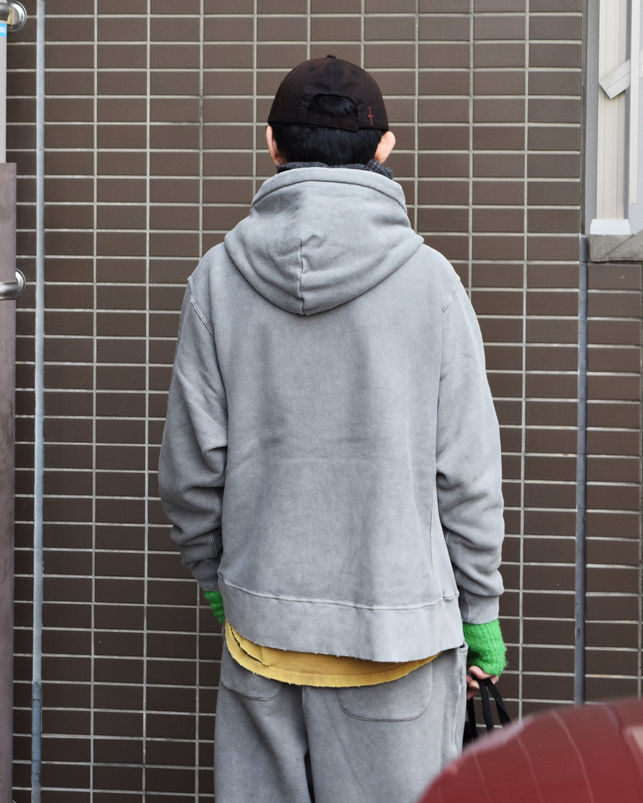 ANACHRONORMオリジナルのリバースウィーブスウェットパーカー。
ミニマルなデザインをベースに、特殊顔料染めを施すことで、深みのある独自の風合いを表現しています。生地には30/10裏毛を使用。低速で丁寧に編み立てることで、程よいハリとコシを残しつつ、ドライで繊細なタッチに仕上げています。ANACHRONORM’s original reverse-weave sweat parka.
Based on a minimalist design, it features special pigment dyeing that creates a rich and distinctive character.
Made from 30/10 French terry, the fabric is slowly knitted to retain a balanced firmness, offering a dry yet delicate touch.