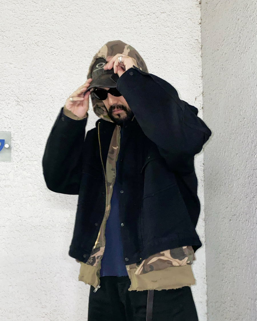 ヘビーピケワークジャケットは、上質で肉厚なピケ素材を使用し、無骨さときれいな落ち感を兼ね備えた一着です。13オンスの先染め硫化ピケは重厚感と柔らかさが特徴で、着用を重ねることで硫化染料ならではの味わい深い経年変化が生まれます。加工はワンウォッシュ仕上げです。
The Heavy Pique Work Jacket is made from premium, heavyweight pique fabric that blends rugged character with a clean, refined drape. The 13oz pre-dyed sulfide pique offers both substantial weight and softness, gradually developing a rich patina with wear. The jacket is finished with a one-wash treatment.