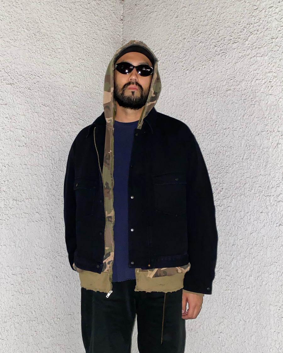 ヘビーピケワークジャケットは、上質で肉厚なピケ素材を使用し、無骨さときれいな落ち感を兼ね備えた一着です。13オンスの先染め硫化ピケは重厚感と柔らかさが特徴で、着用を重ねることで硫化染料ならではの味わい深い経年変化が生まれます。加工はワンウォッシュ仕上げです。
The Heavy Pique Work Jacket is made from premium, heavyweight pique fabric that blends rugged character with a clean, refined drape. The 13oz pre-dyed sulfide pique offers both substantial weight and softness, gradually developing a rich patina with wear. The jacket is finished with a one-wash treatment.