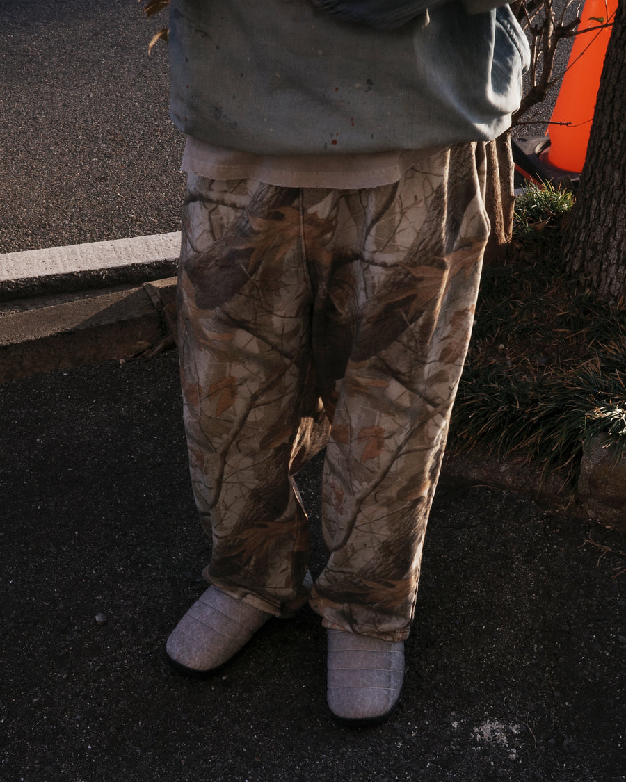 オリジナルのリアルツリー柄を施した、表情豊かなスウェットパンツ。素材には、肌触りが良く弾力性と保温性に優れた30/10裏毛を採用しました。裾のドローコードでシルエットの調整が可能。バイオウォッシュ加工を施すことで、生地の風合いを柔らかく引き出し、柄の馴染みが良いこなれた一着に仕上げています。

Sweatpants featuring an original Real Tree Camo print. Crafted from soft, insulating 30/10 French Terry for maximum comfort and elasticity. This pair includes hem drawcords for adjustable styling and has been treated with a bio-wash process to enhance the fabric's softness and create a natural, worn-in texture.
