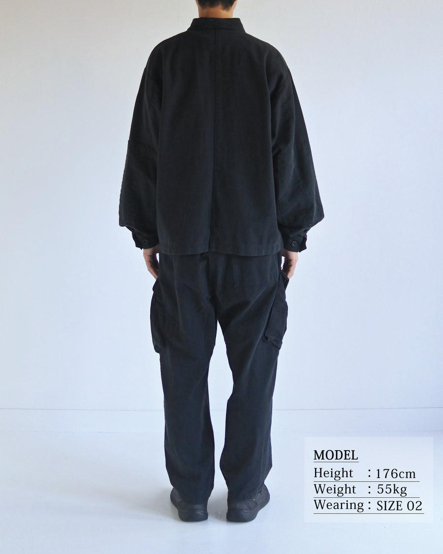 ミリタリーのシャツジャケットを現代的シルエットに更新。裾のドローコードで着丈のニュアンスを自在に調整可能です。素材には、やや甘織りで肌馴染みの良い10sヘリンボンを採用。ストーンバイオウォッシュを施すことで、クラシカルな生地感に柔らかな風合いとこなれ感をプラスした、着回し力の高い一着に仕上げました。

A modern update to the classic military shirt jacket, featuring hem drawcords for an adjustable silhouette. Crafted from 10s herringbone, slightly loose-knitted for a soft, comfortable touch. This BLACK piece has been treated with a stone bio-wash, giving the traditional weave a natural, worn-in texture and a sophisticated casual feel.