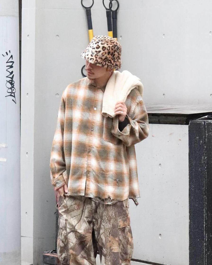 ANACHRONORMで以前リリースしていたリサイズシャツのシルエットをリファインした、ワイドシルエットシャツです。
随所に施された細かなステッチワークやダメージ加工にもご注目ください。
生地はリサイクルコットンとポリエステルを混紡したT/Cネップチェックで、起毛によるネップの風合いとメランジ染めの独特なムラ感が特徴です。
サスティナブルブリーチ加工とダメージ加工を施しており、環境に配慮しつつYELLOW×GREENカラーで仕上げています。