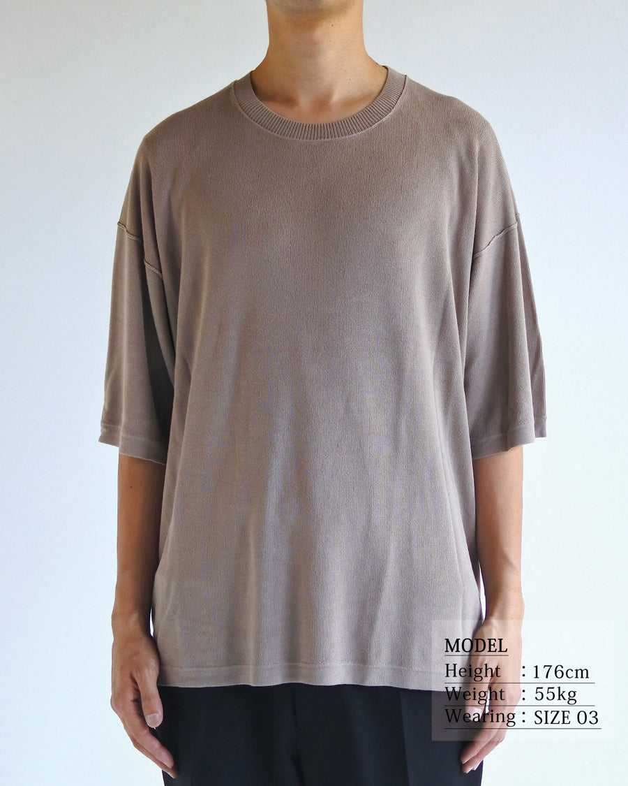 ディテールを極限まで削ぎ落とし、着心地とシルエットを追求したニットTシャツ。気候変化に対応する新たなアプローチとして、軽量で吸水・放湿性に優れた竹（バンブー）素材を採用しました。滑らかでとろみのある肌触りと、袖を通した瞬間に感じる清涼感は格別です。家庭洗濯も可能で、日常に圧倒的な心地よさを提供します。

A minimalist knit T-shirt focused entirely on fit and comfort. Crafted from bamboo yarn, this lightweight, durable material offers exceptional moisture absorption and a refreshing cool-to-the-touch feel. This LIGHT BEIGE piece features a silky, fluid drape that provides overwhelming comfort, perfect for changing climates, and is conveniently home-washable.