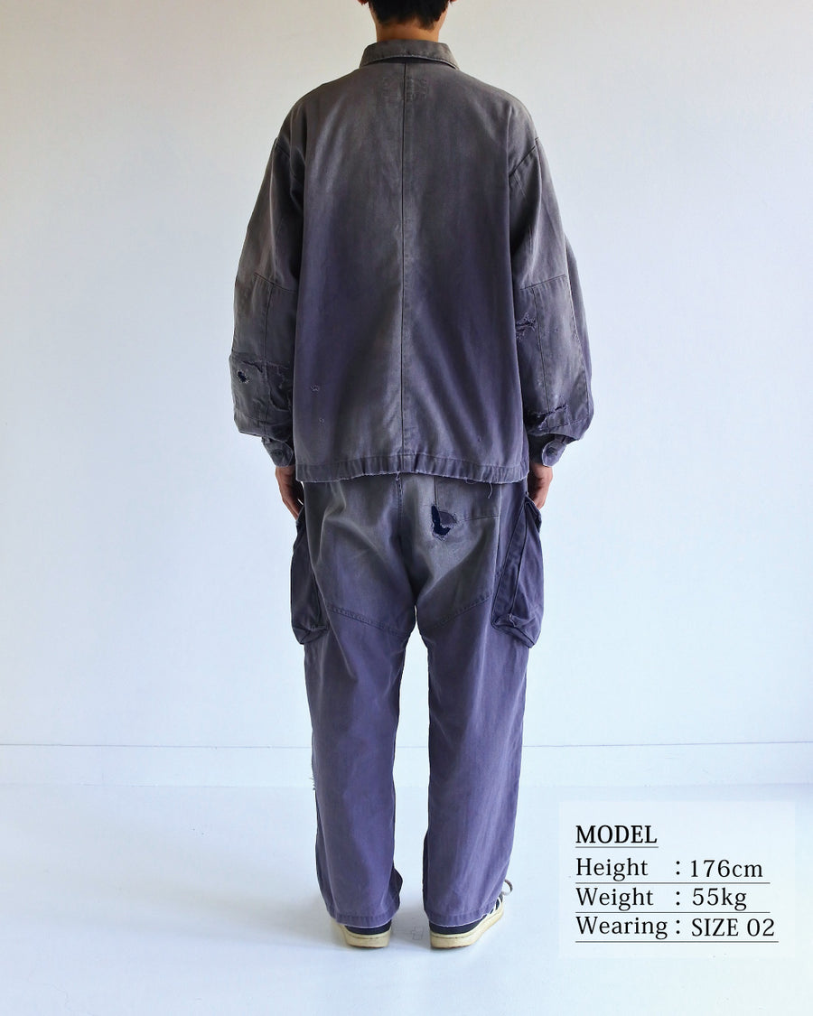 ミリタリーのシャツジャケットを現代的シルエットに更新。裾のドローコードでスタイルに合わせた変化を楽しめます。素材には肌馴染みの良い10sヘリンボンを採用。環境に配慮した特殊エイジング・サンフェード加工とダメージ加工を施すことで、クラシカルな生地にリアリティのある褪色感とヴィンテージライクな佇まいを表現しました。

A modern military shirt jacket with hem drawcords for an adjustable silhouette. Crafted from soft 10s herringbone, this CHARCOAL piece undergoes a special sun-fade and damage process. It achieves a realistic, time-worn vintage look with authentic distressing while minimizing environmental impact through eco-conscious processing.