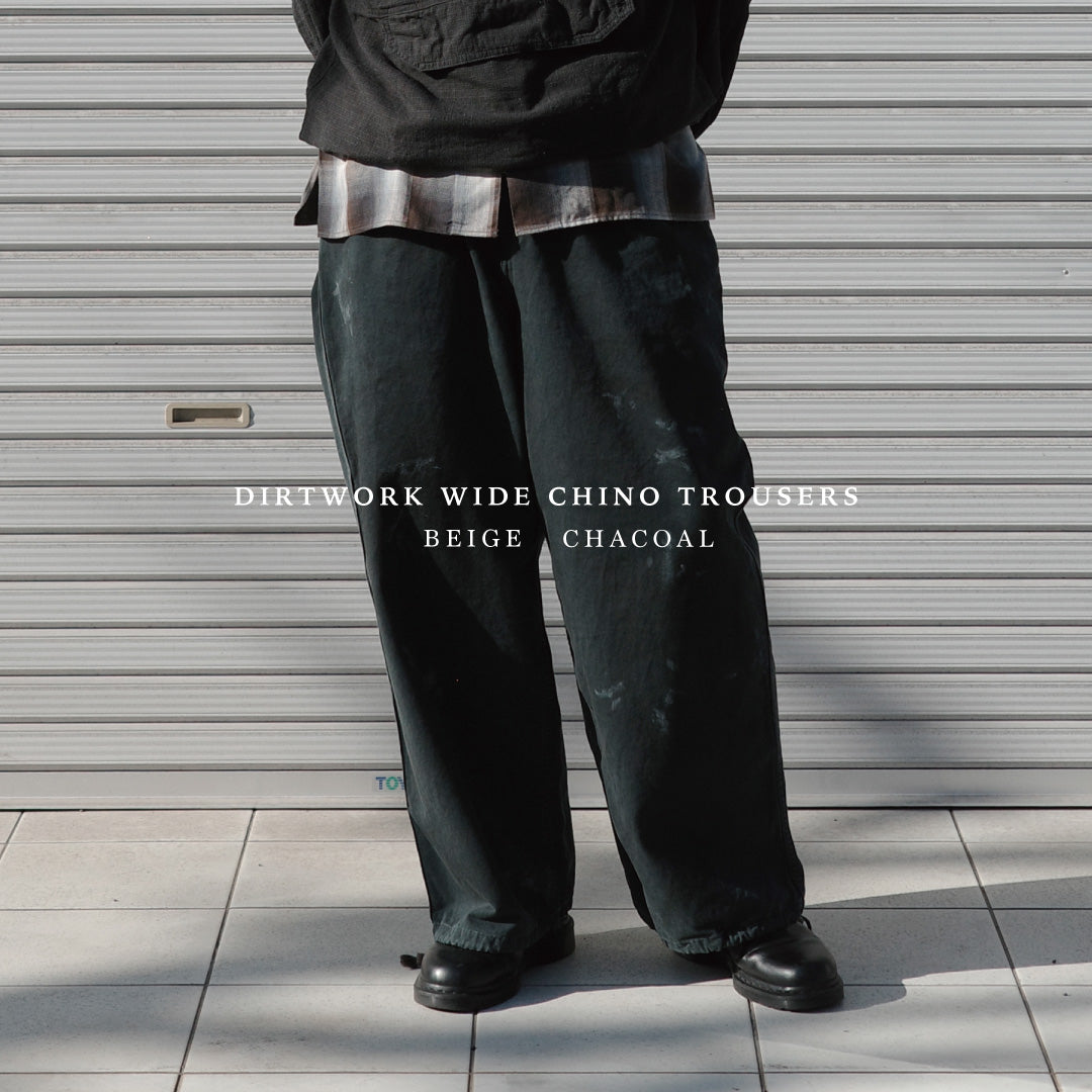 フロントに2タックを施し、ワタリから裾にかけてゆとりを持たせたワイルドなワイドシルエット。裾のドローコードでシルエットの変化も自在に楽しめます。素材には耐久性に優れ、綾織特有の柔らかさを持つ厚手チノクロスを採用。ストーンバイオウォッシュと汚し加工を重ねることで、長年穿き込んだようなリアルな質感と深みのある表情を引き出しました。Wild, wide-silhouette pants with double-tucked fronts and adjustable hem drawcords. Crafted from durable, soft chino cloth, this CHARCOAL pair features a stone bio-wash and staining process. This creates an authentic, rugged texture and a deeply weathered look, blending vintage workwear aesthetics with a modern, voluminous fit.