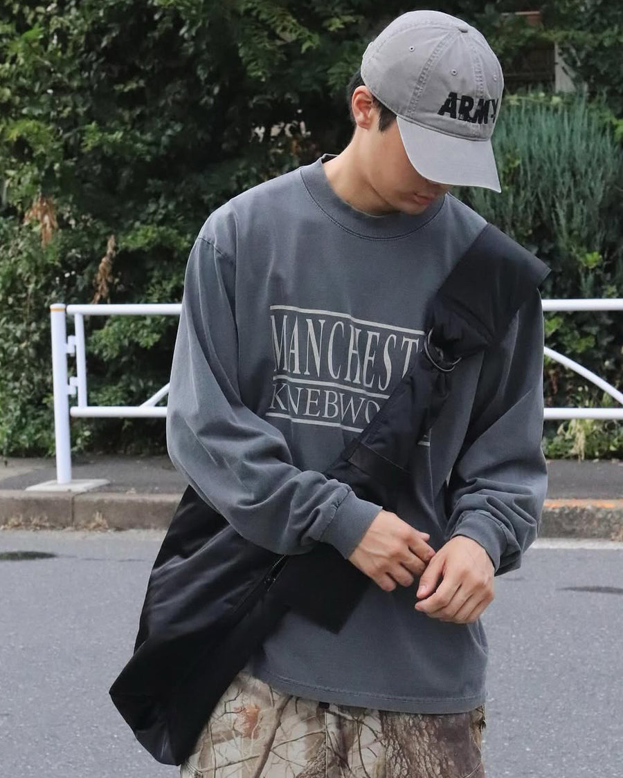 "マンチェスター" "ネブワース"カルチャーの発信源の地をスーベニア風にプリントデザインしブラックに顔料染めしたロンT