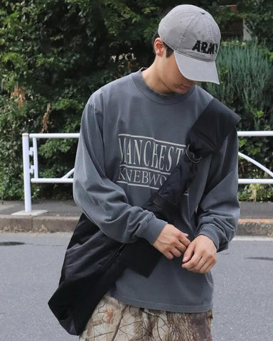 "マンチェスター" "ネブワース"カルチャーの発信源の地をスーベニア風にプリントデザインしブラックに顔料染めしたロンT