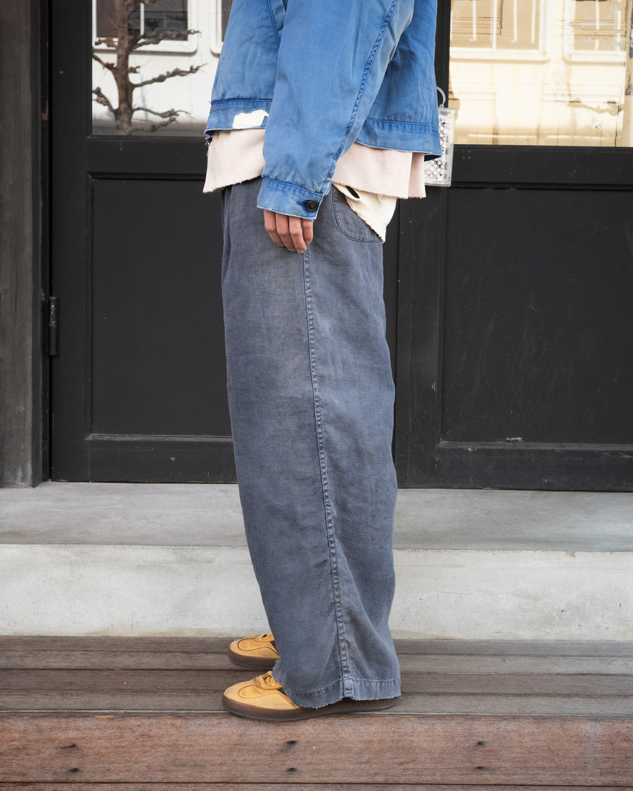 リネン特有のナチュラルな質感を活かした、ワイドシルエットのイージーパンツ。肉厚ながら「とろみ」のある柔らかなフレンチリネンを採用し、清涼感のある快適な穿き心地を実現しました。硫化染めによる製品染めを施すことで、素材の魅力を引き立てる奥行きのある表情に仕上げた、リラックス感漂う一本です。
Wide-silhouette easy pants designed to showcase the natural texture of linen. Crafted from thick yet supple French Linen for a cool, soft touch. This NAVY pair is treated with a sulfur-dye process, enhancing the material's depth and character to create a relaxed, comfortable garment with a unique, lived-in feel.