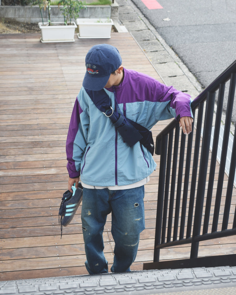 総裏メッシュのウィンドブレーカー。
90年代の某アウトドアブランドからイメージし、ブルーとパープルの配色のデザインが特徴です。