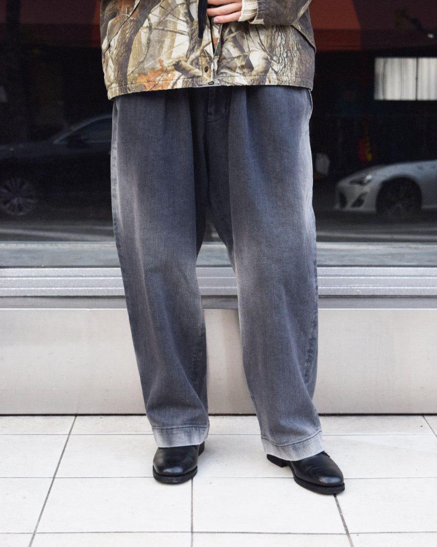 上質で肉厚なピケ素材を使用したトラウザー。無骨さの中に上品な落ち感を持ち、深みのあるブラックカラーが魅力です。硫化染料による染色とエイジング加工により、着込むほどに味わい深い経年変化を楽しめます。A trousers crafted from premium, heavy pique fabric. It balances ruggedness with a refined drape, finished in a deep black hue. Sulfur dyeing and aging treatment give it a rich patina that evolves beautifully over time.