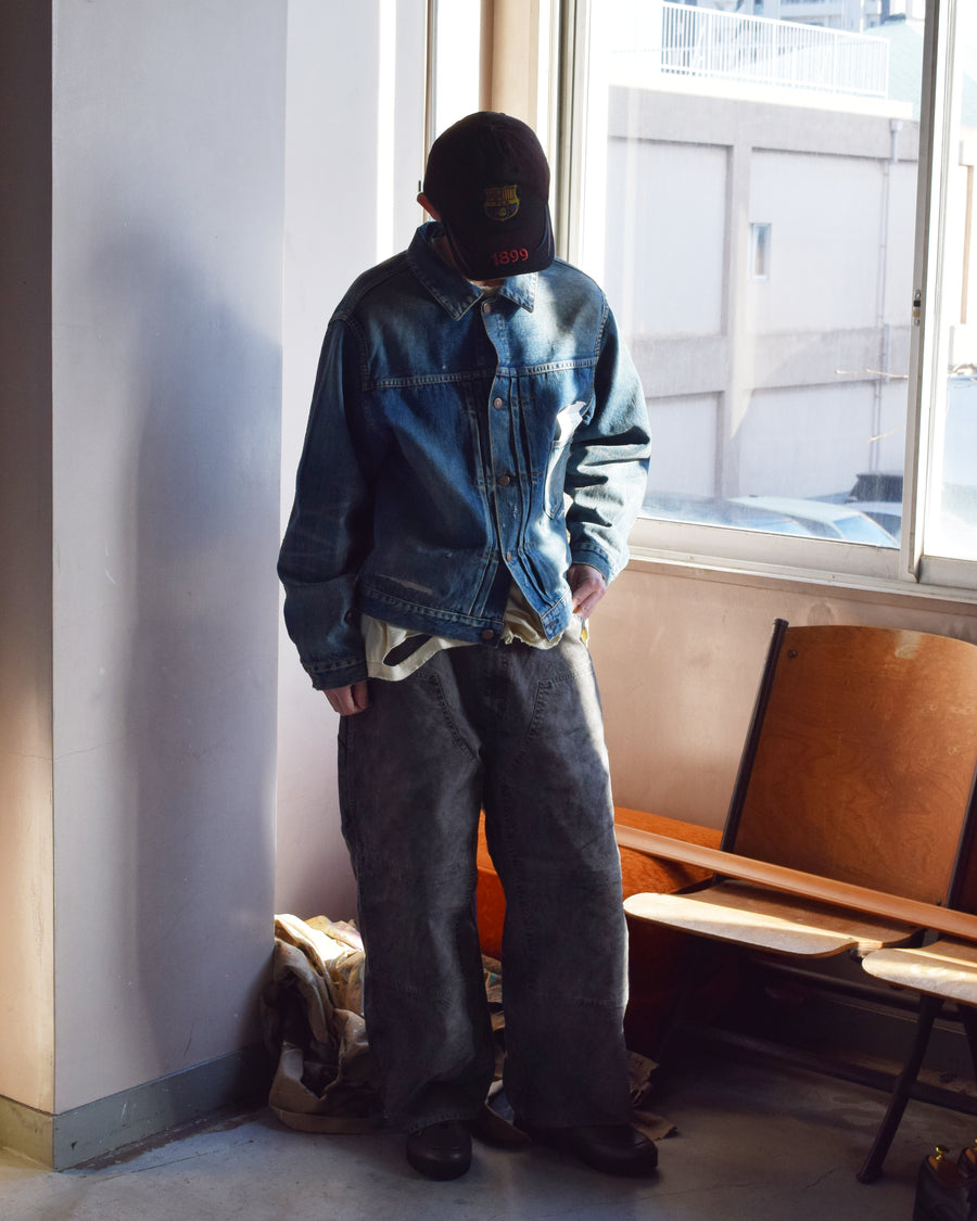 通年着用できるスタンダードなペインターパンツ。ややワイドで長めに設定したレングスは、ミリ単位の調整により絶妙なバランスに仕上げました。素材には強度と耐久性に優れた8号帆布を採用。特殊顔料染めを施すことで、ムラ感のある独自の奥行きと、穿き込むほどにアタリが増す豊かな経年変化を楽しめる一本です。

Standard painter pants designed for year-round wear. The slightly wide, long-length silhouette has been carefully refined for a perfect balance. Crafted from durable No.8 canvas, this BLACK pair features a special pigment dye that creates a unique, mottled depth. The rugged fabric is built to develop a beautiful patina and character over time.