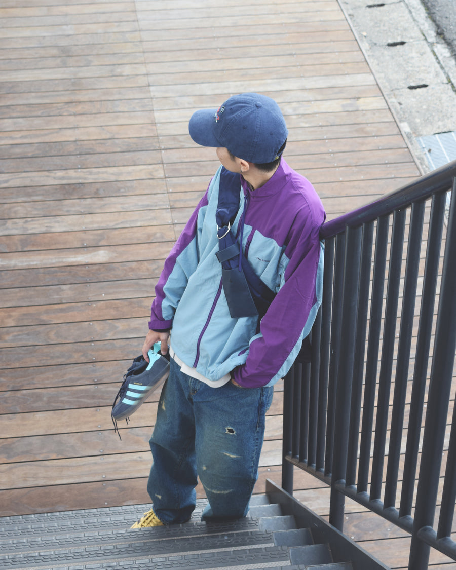 総裏メッシュのウィンドブレーカー。
90年代の某アウトドアブランドからイメージし、ブルーとパープルの配色のデザインが特徴です。