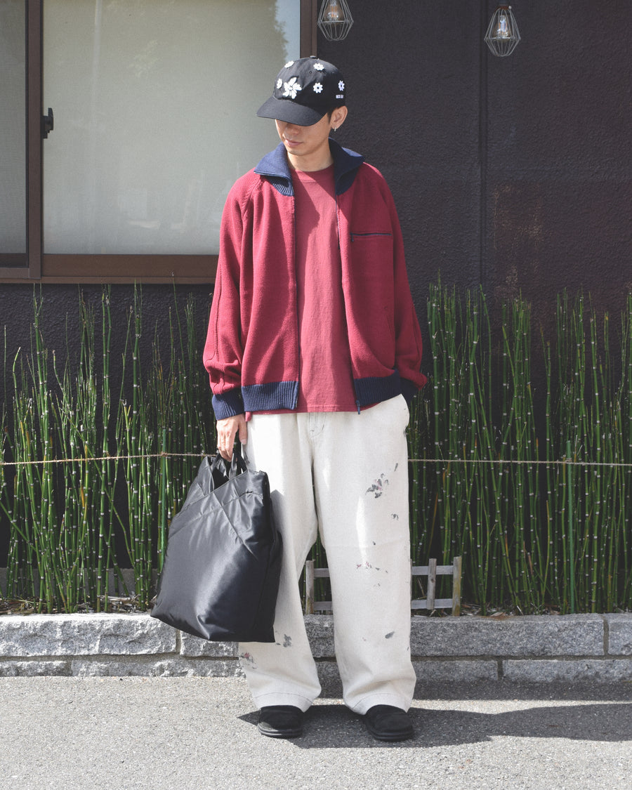 コットンニットを使用したドライバーズニット。
太番手の強撚糸による特殊な天竺編みで、適度なハリと風合いを持たせています。
ゆとりのある身幅ながら、アウターのインナーとしても使いやすいバランスの取れたシルエットに仕上げました。コットン素材のためホームクリーニングも可能です。
カラーは深みのあるバーガンディー。