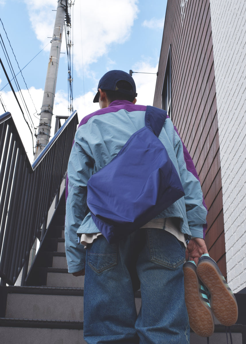 総裏メッシュのウィンドブレーカー。
90年代の某アウトドアブランドからイメージし、ブルーとパープルの配色のデザインが特徴です。