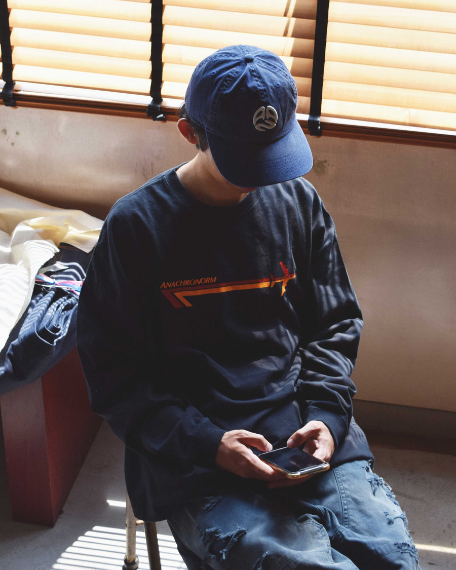 コットンツイル生地を日焼け加工させたネイビー色のキャップ