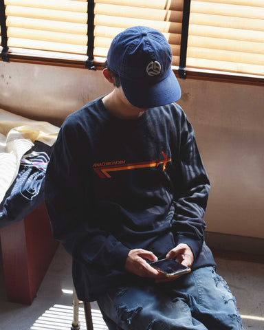 コットンツイル生地を日焼け加工させたネイビー色のキャップ