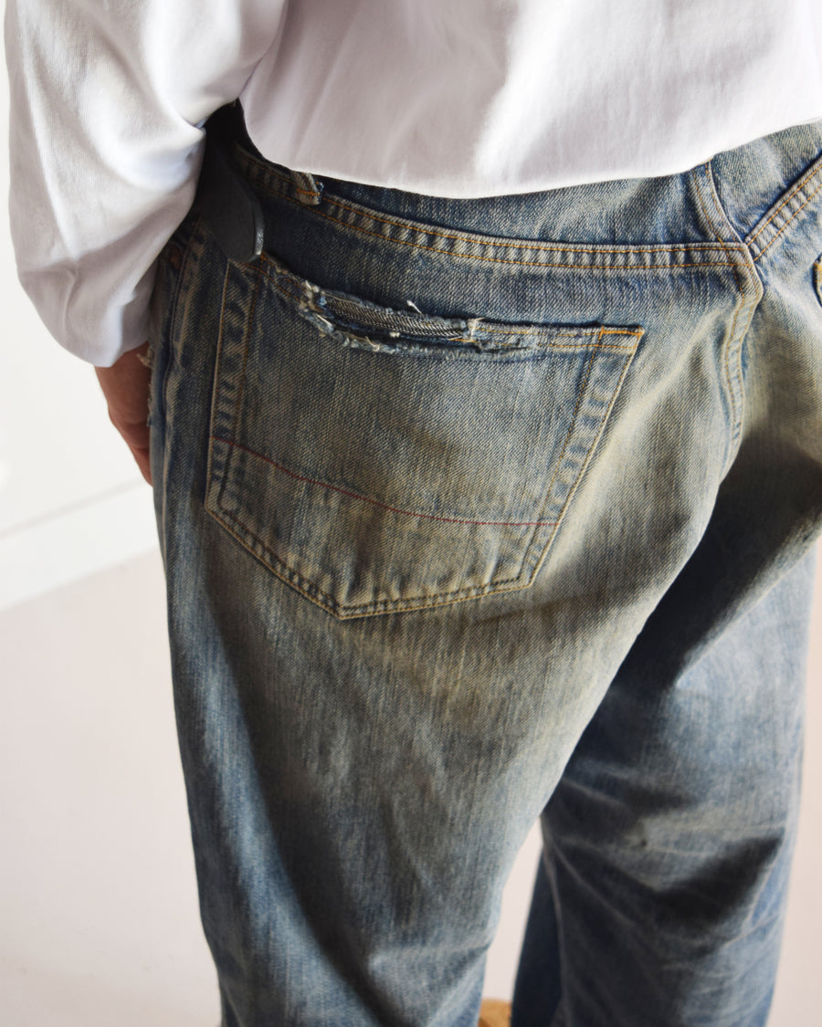 1985年のLEVIS 550をベースに再構築した、ワイドテーパードのリメイク5Pデニム。
12.5ozデニムのタテ糸には中白のインディゴロープ染色糸を使用し、ムラ感のある豊かな表情を演出。タテ落ちとインディゴの濃淡を活かすことで、ヴィンテージにはない独自の風合いを表現しています。さらに手作業のトーンコントロールと特別なエイジング加工を加えることで奥行きある仕上がりに。オリジナル染料の吹き付けにより、モダンでソリッドな印象も併せ持つ一本です。This remade 5P denim features a wide tapered silhouette inspired by the 1985 LEVIS 550.
The 12.5oz denim uses medium-white indigo rope–dyed warp yarns, giving it a textured, slubby character.
By highlighting vertical fading and vivid indigo variations, it achieves a look distinct from vin