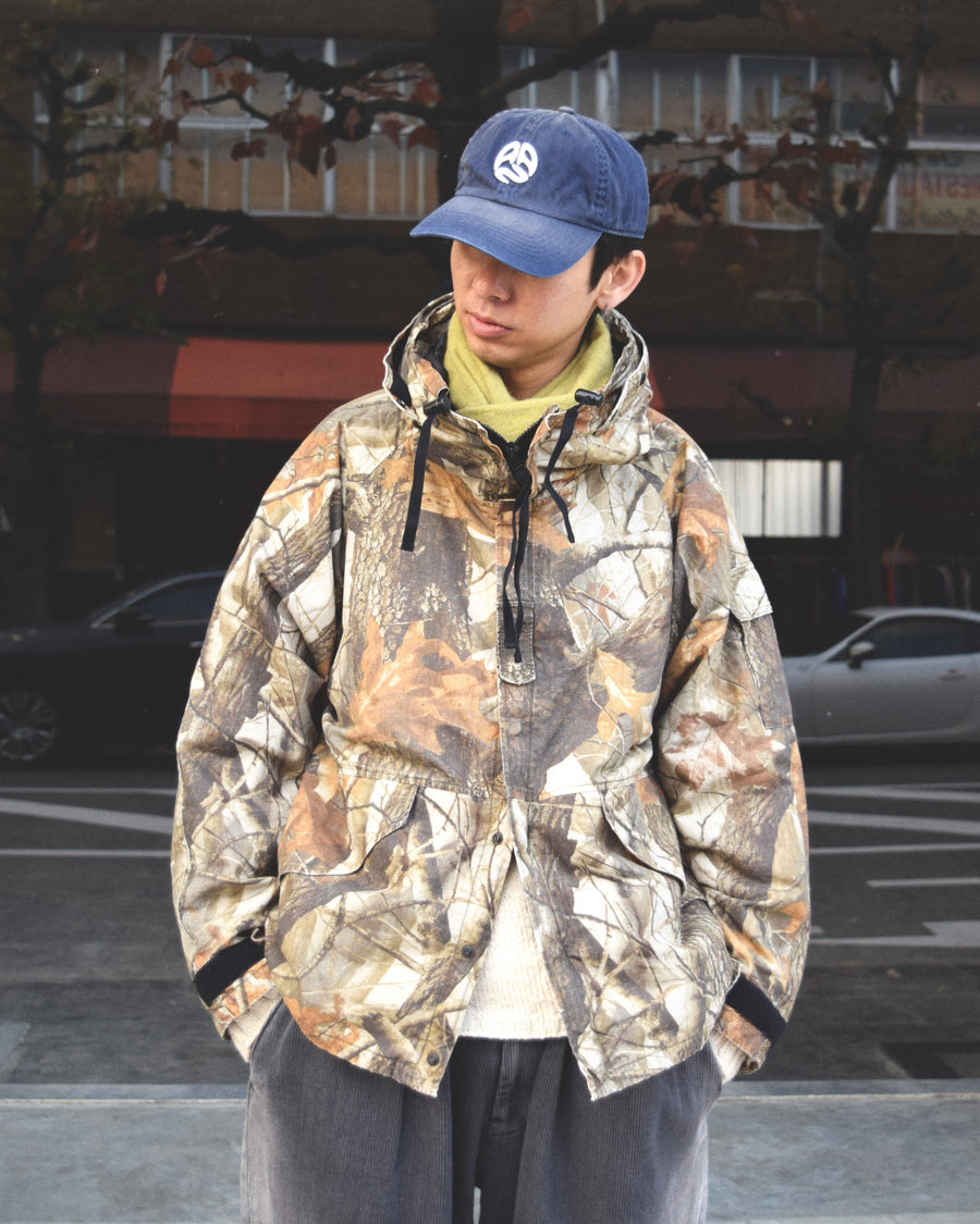 U.S. ARMYのフィールドジャケットをベースに再構築したパーカー。
中綿キルティングで重すぎず、長いシーズン着用可能です。
表地にはパラフィンコーティングを施し、軽い撥水性を付与。
20/リップストップ生地は高密度で裂けにくく耐久性も抜群。
マットな質感としなやかな風合いが特徴です。
仕上げにバイオウォッシュ加工を施しています。
A refined take on the U.S. Army field jacket silhouette.
Medium-weight quilted padding keeps it versatile across seasons.
The paraffin-coated outer provides light water repellency.
Crafted from 20/ripstop fabric for durability and tear resistance.
Features a matte appearance with a soft, supple texture.
Finished with a bio-wash treatment.