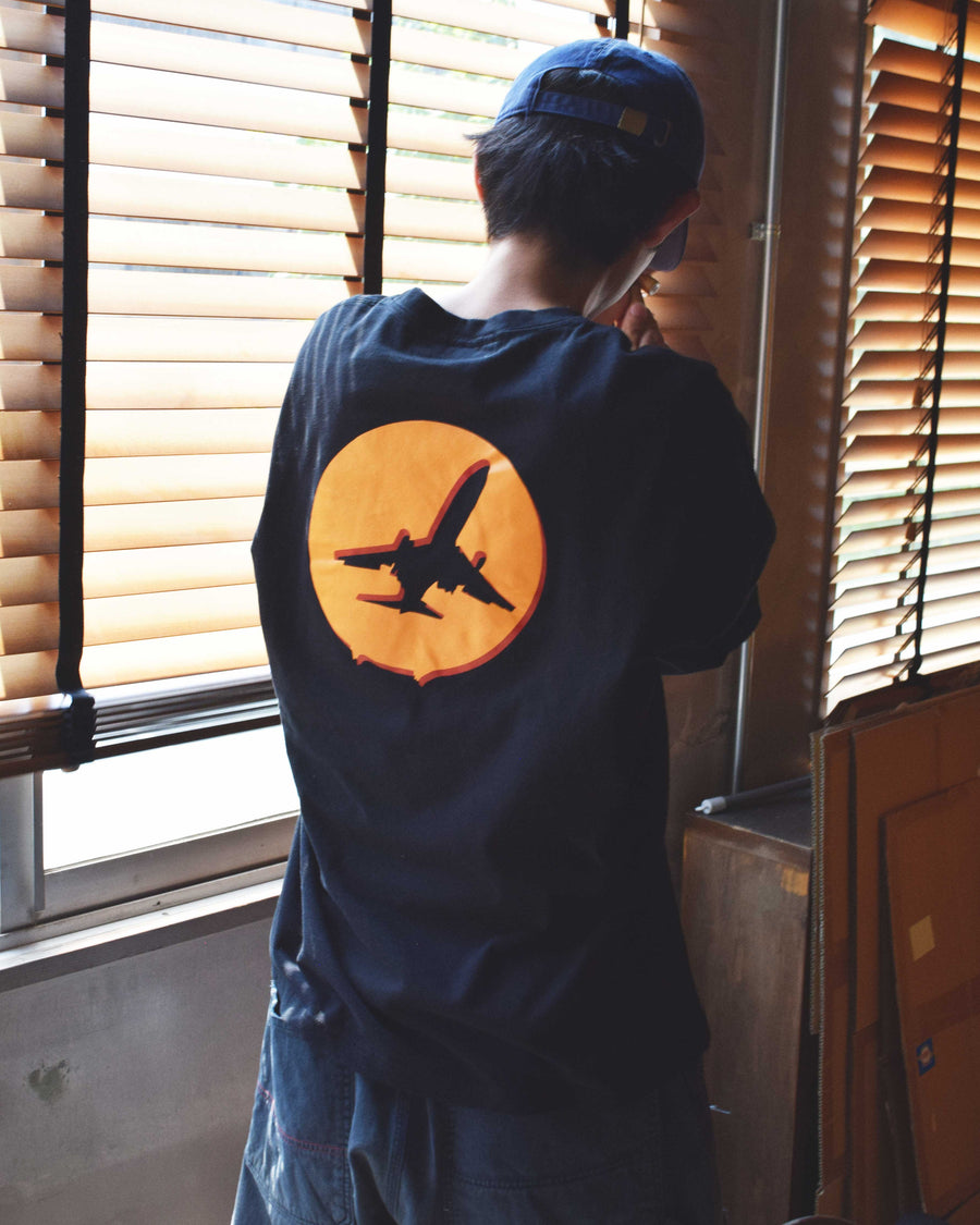 イギリス出身バンドをモチーフにした黒色のロングスリーブTシャツ