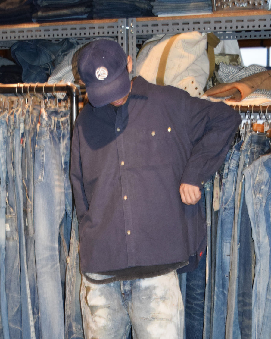 ソフトなタッチのコットンスウェード素材を使用したブルーグレイ色のワイドシルエットシャツ