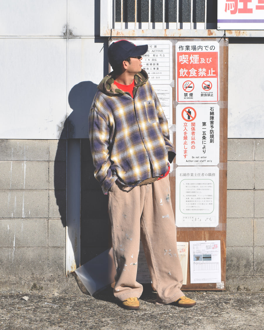 ANACHRONORMで以前リリースしていたリサイズシャツのシルエットをリファインした、ワイドシルエットシャツです。
随所に施された細かなステッチワークやダメージ加工にもご注目ください。
生地はリサイクルコットンとポリエステルを混紡したT/Cネップチェックで、起毛によるネップの風合いとメランジ染めの独特なムラ感が特徴です。
使用している生地はバランス別注でパープルとイエローのチェック柄。
サスティナブルブリーチ加工とダメージ加工を施しており、環境に配慮しつつPURPLE×BLACKカラーで仕上げています。