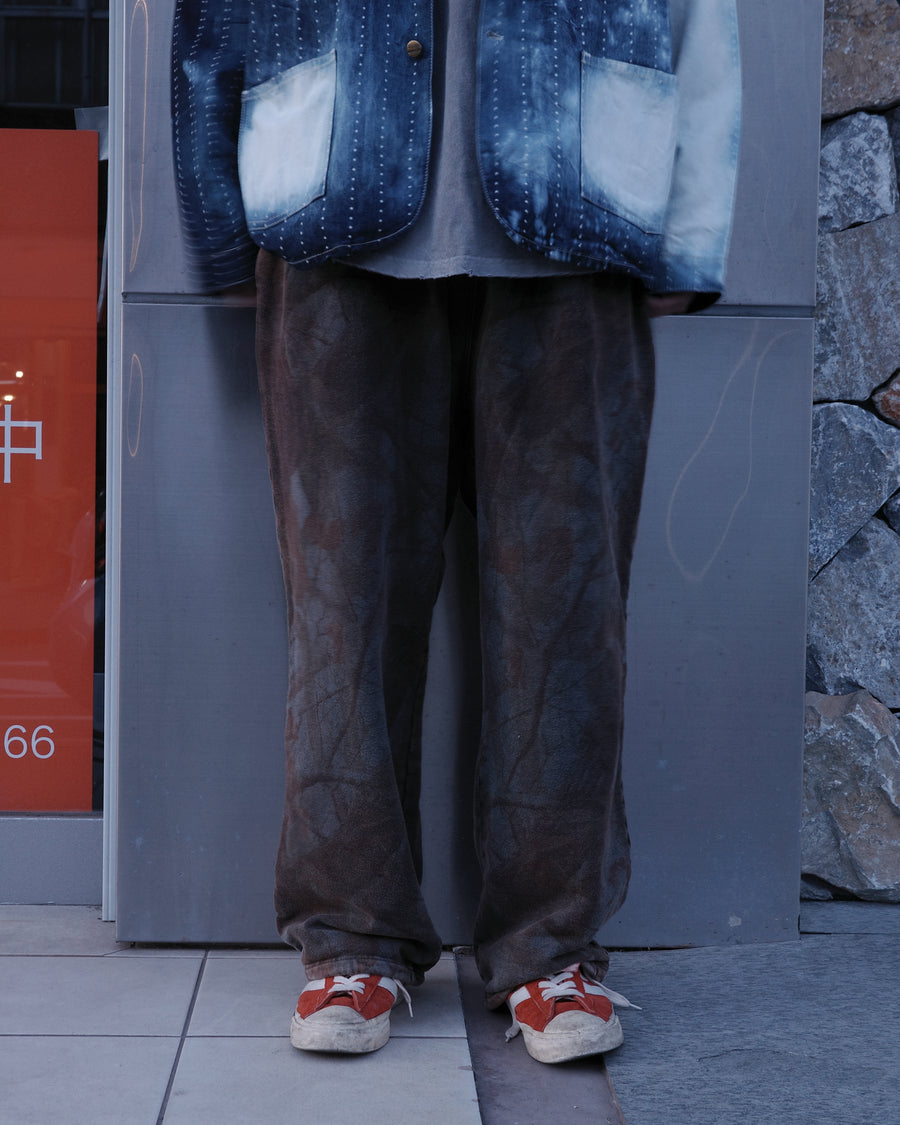 オリジナルのリアルツリー柄を施した、表情豊かなスウェットパンツ。裾のドローコードにより、スタイルに合わせたシルエットの変化を楽しめます。素材には弾力性と保温性に優れた30/10裏毛を採用。硫化染め後、水を使用しないサスティナブルブリーチ加工を施すことで、環境に配慮しながらも、特有の褪色感と深みのあるブラックの風合いを引き出しました。
Sweatpants featuring an original Real Tree Camo print with hem drawcords for adjustable styling. Crafted from soft, elastic 30/10 French Terry, this BLACK pair undergoes a sulfur-dye and waterless sustainable bleach process. It achieves a unique faded texture and depth while minimizing environmental impact through eco-conscious craftsmanship.